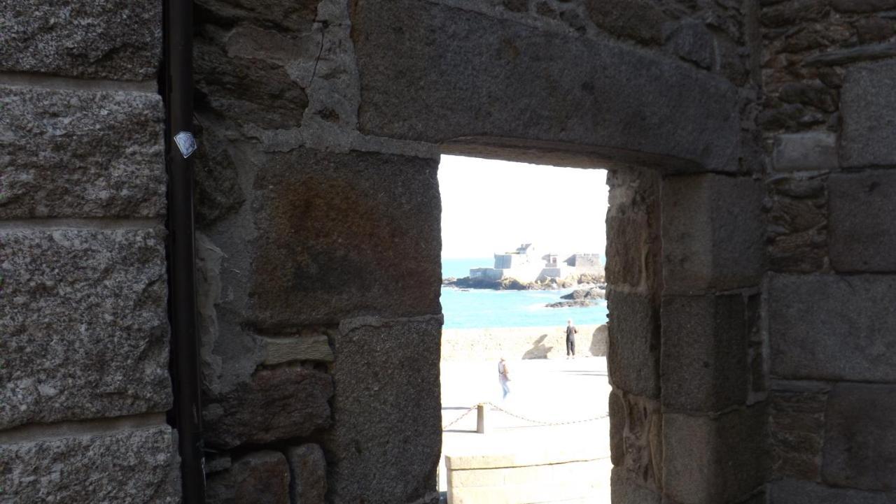 Appartement T2 ,parking privé,terrasse, 10 mns à pieds de la cité corsaire et ses plages Saint-Malo Exterior foto